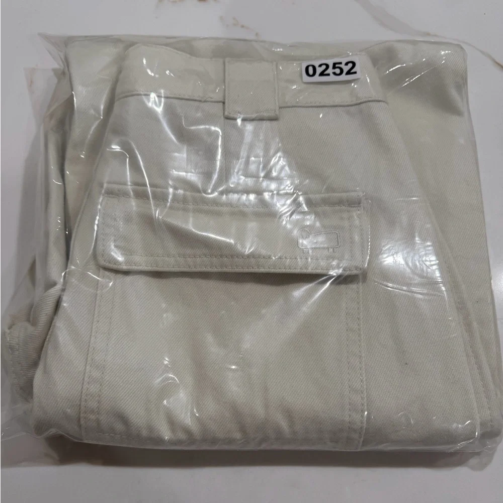 Woolrich × Target Women's Mid-Rise Barrel Leg Cargo Denim Pants Cream Sizes 2-12 - Picture 11 of 15
